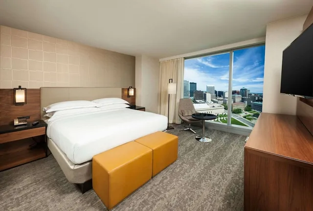 Ambassador, Suite, King Bed, Hilton Cleveland Downtown 2/10