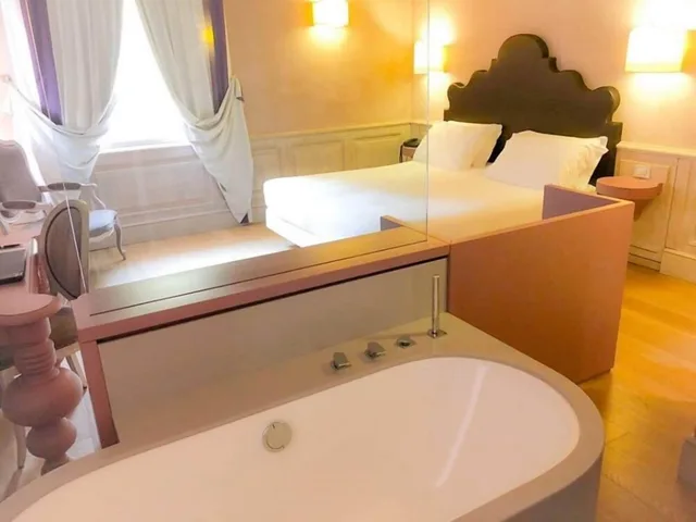 غرفة بريميوم بسرير كينج بإطلالة على البحر بحوض استحمام، Villa Lattanzi 5/6