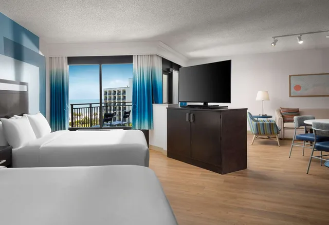 جناح بسريرين كوين بإطلالة جزئية على البحر، DoubleTree Resort by Hilton Myrtle Beach Oceanfront 2/2