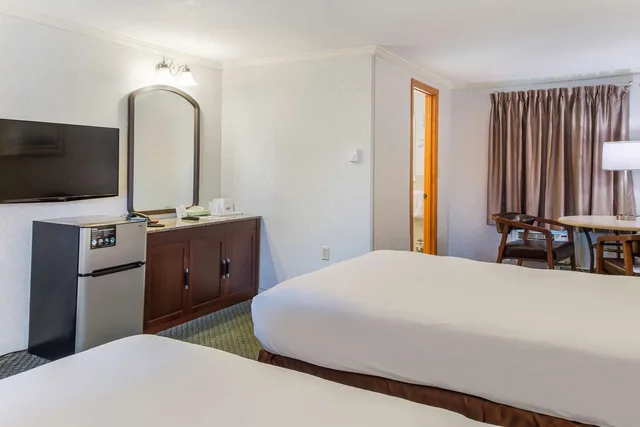 غرفة بسريرين مزدوجين، Americas Best Value Inn Suites Hyannis Cape Cod 4/6