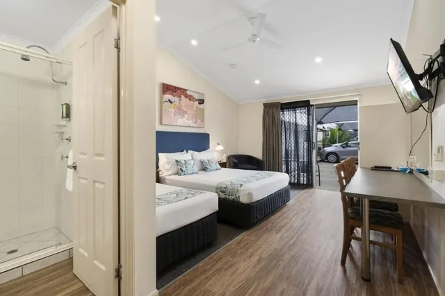 غرفة سوبيريور ثلاثية بسرير كوين وسريرين منفصلين، Caboolture Central Motor Inn 3/5