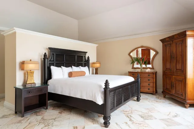 جناح ديلوكس بسرير كينج مع أريكة، The Buccaneer Beach & Golf Resort 2/3