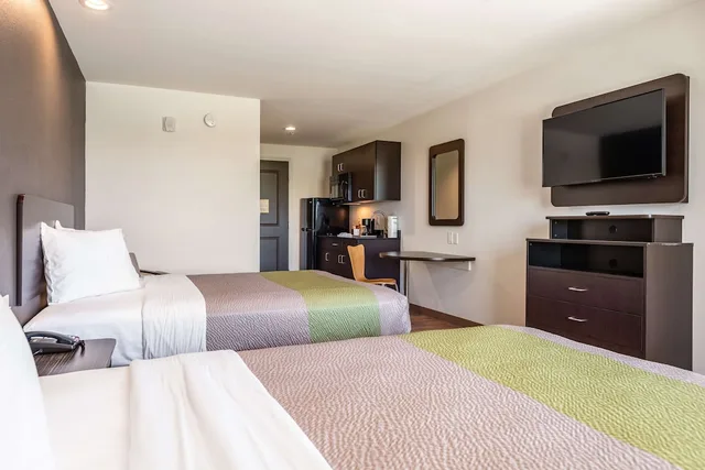 Deluxe, 2 Queen Beds, Kitchenette, Studio6 Lake Charles, LA 3/8