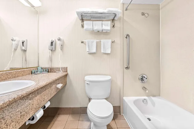 غرفة قياسية رباعية، Surestay Hotel By Best Western Castro Valley 4/5