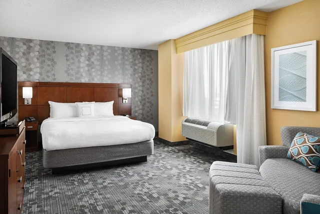 غرفة بسرير كينج مع أريكة، COURTYARD NEWARK DOWNTOWN 1/3