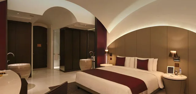The Roseate Lake Access Suite، The Roseate New Delhi 2/3