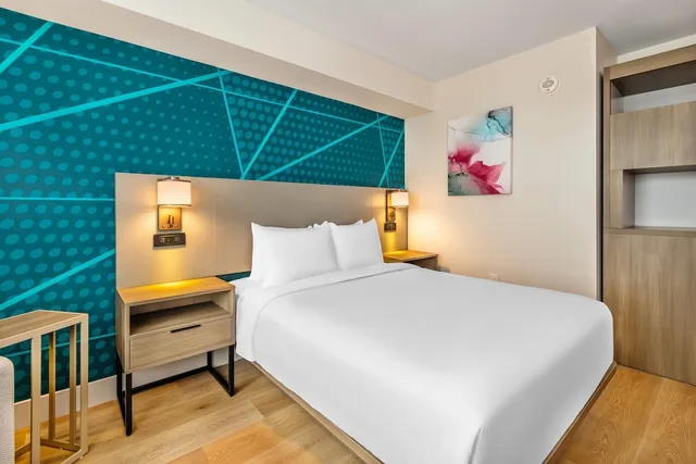 غرفة بسرير كوين لذوي الإعاقة، Comfort Inn & Suites Cochrane, ON 2/8