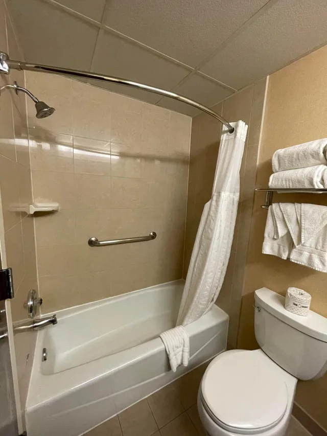 غرفة قياسية بسريرين كوين بإطلالة على الفناء، Comfort Inn Ballston 5/8