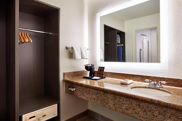 جناح بسرير كينج بغرفتين مع أريكة بمنطقة جلوس بمطبخ، Best Western Plus Meridian Inn & Suites, Anaheim-Orange 3/3
