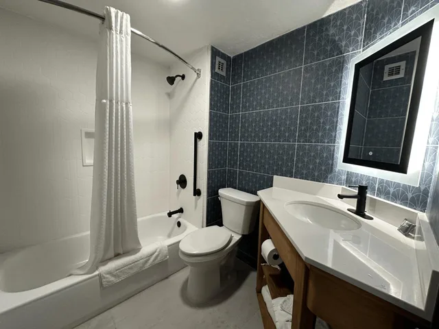 جناح بسرير كوين، Ashbourne Hotel Canton/Hall of Fame I-77 7/7