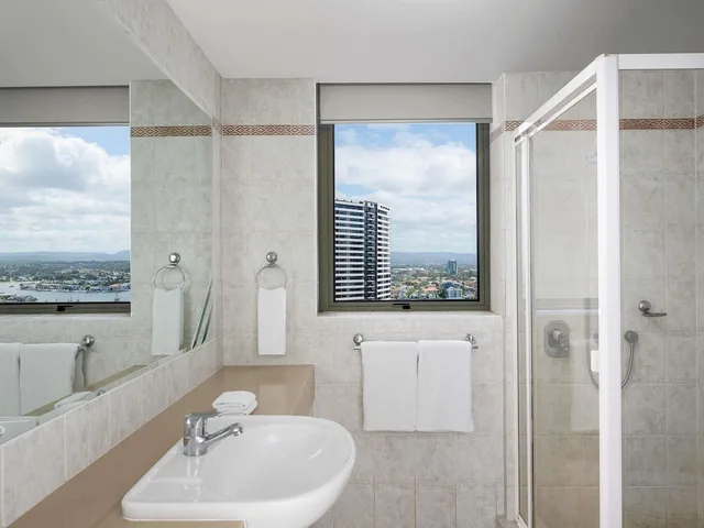 Room, King Bed, Mantra Sun City Surfers Paradise 5/5