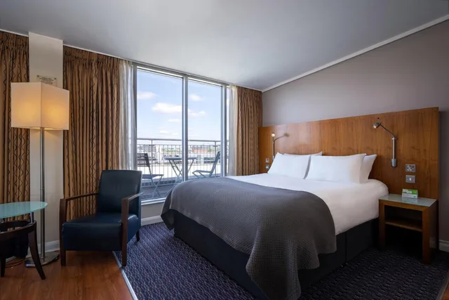 غرفة بريميوم بسرير كينج بشرفة بإطلالة، Holiday Inn London - Camden Lock by IHG 1/7