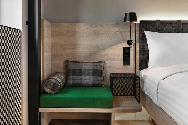 Moxy Sleeper, Guest Room, Queen Bed، Moxy Lille City 5/7