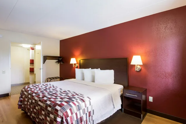 غرفة بسرير كينج لذوي الإعاقة، Red Roof Inn Kalamazoo East 1/9