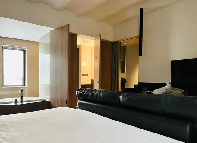 جناح، Hotel Noir 1/3