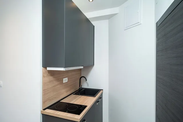 شقة سوبيريور بسرير مزدوج وسريرين منفصلين بشرفة، Bacan Serviced Apartments 4/4