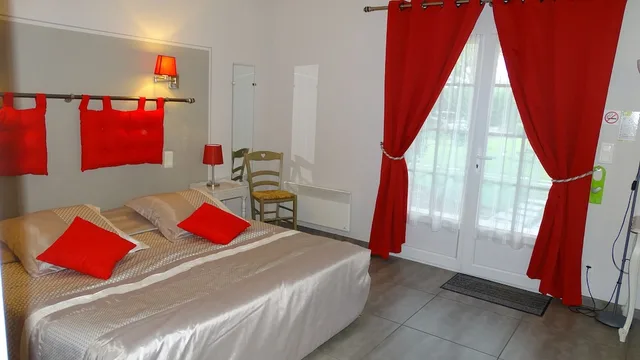 غرفة سوبيريور رباعية بسرير كينج وسريرين منفصلين، HOTEL DES GRANGES 1/10