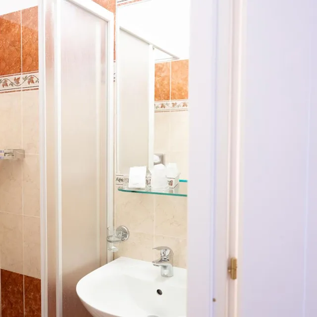 غرفة ثلاثية، Hotel Romantica 4/7