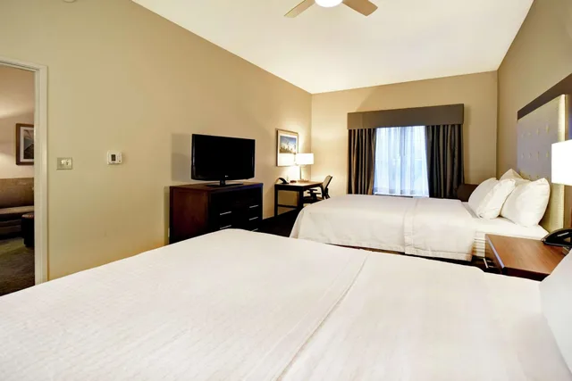 جناح بسريرين كوين بغرفة نوم واحدة مع أريكة، Homewood Suites By Hilton Cincinnati Milford 1/3