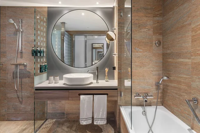 The Level, Supreme, King Bed, with View, Sofa، Melia Valencia Palacio de Congresos Formely Hilton Valencia 5/6