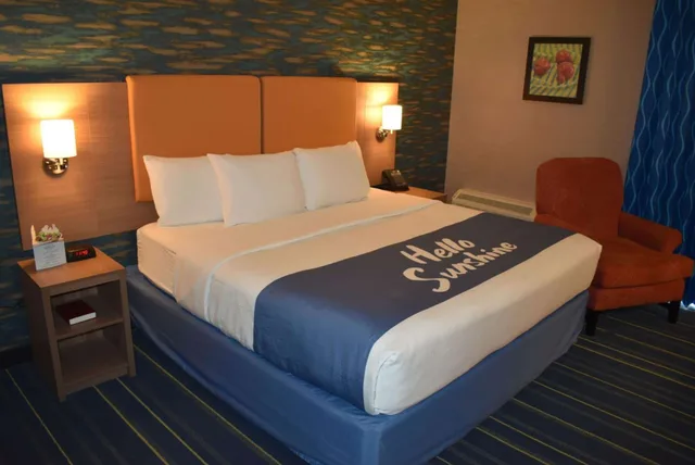 Room, King Bed, Days Inn by Wyndham Wayne 1/2