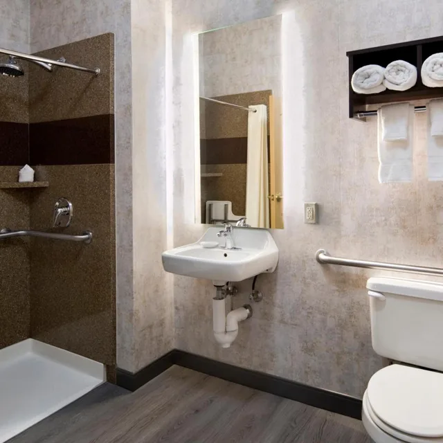 غرفة رباعية، Clubhouse Hotel Suites Sioux Falls 2/2