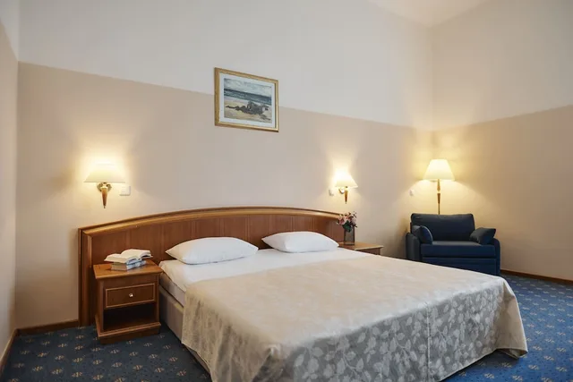 غرفة قياسية بسريرين منفصلين بإطلالة على البحر بشرفة، Hotel Lovran 3/7