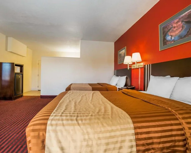 غرفة قياسية بسريرين كوين، Rodeway Inn At Lake Powell 4/8
