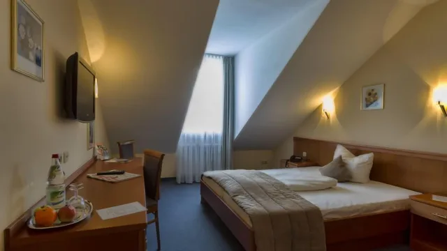 غرفة قياسية بسرير كوين، Hotel Blutenburg 3/10