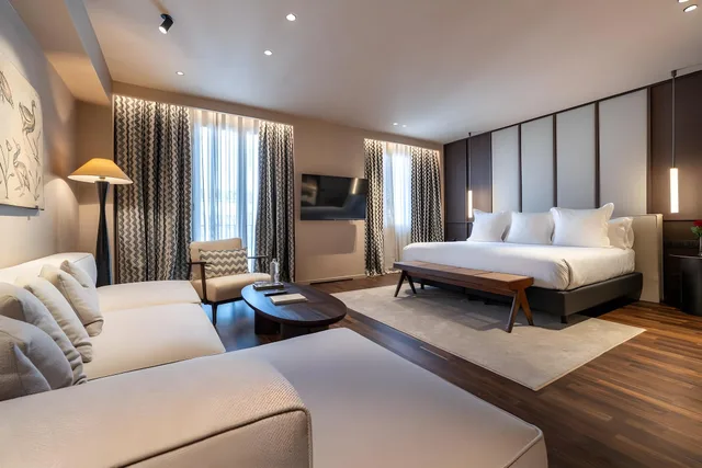 جناح غراند، Hotel Villa Real 1/1