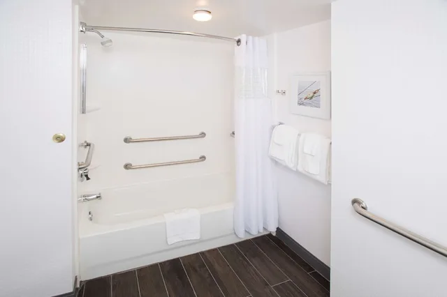 جناح بسرير كوين بغرفة نوم واحدة بمطبخ لذوي الإعاقة، Hampton Inn Suites Annapolis 8/8