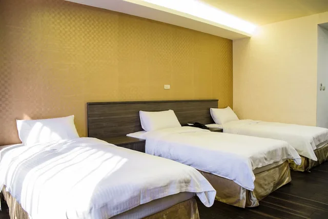 غرفة كلاسيكية ثلاثية بثلاثة أسرّة، West Hotel 1/3