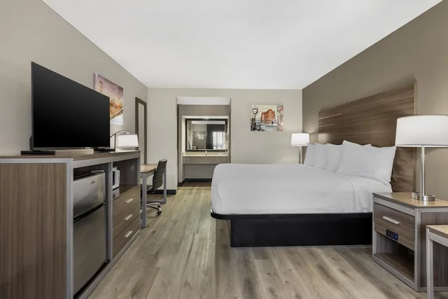 غرفة قياسية بسرير كينج يُسمح فيها بالحيوانات الأليفة، Best Western Gateway Adirondack Inn 1/10