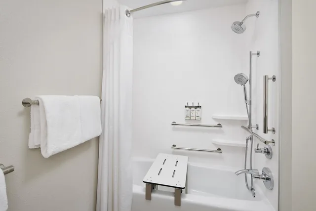 جناح بسرير كينج مع أريكة بحوض استحمام لذوي الإعاقة، Holiday Inn Express and Suites Port St. Lucie West 3/4
