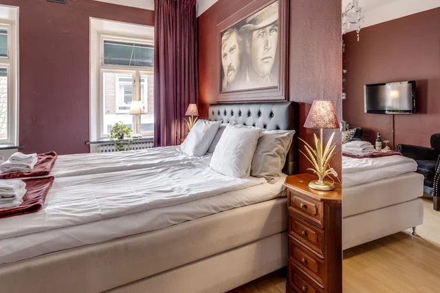 Burgundy, King Bed، Cameo Boutique Hotell 1/4