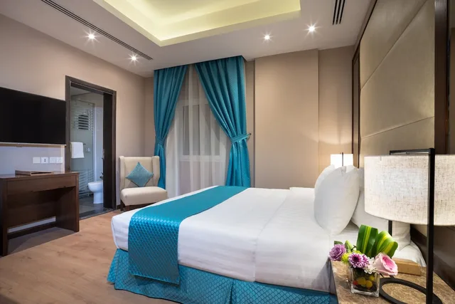 غرفة قياسية بسرير كينج، نافيتي ورويك الدمام(Naviti Warwick Dammam) 1/4