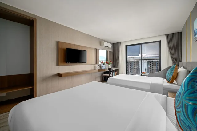 غرفة عائلية بسرير مزدوج وسريرين منفصلين بإطلالة على البحر، Sochi Hotel 2/2