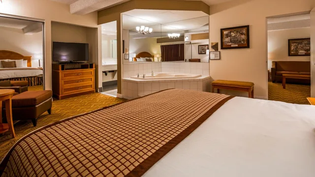 جناح بسرير كينج بشرفة مع أريكة، Best Western Plus Thousand Oaks Inn 5/8
