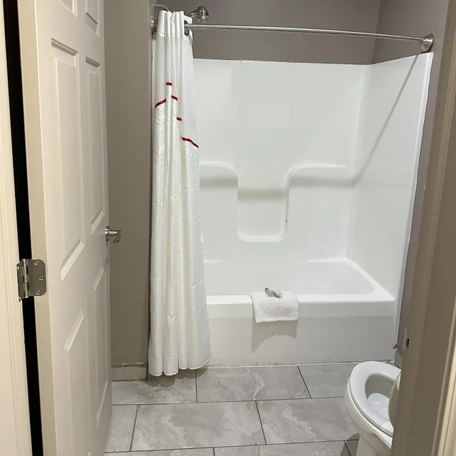 جناح بسرير كينج بحوض جاكوزي، Red Roof Inn & Suites Lake Orion/Auburn Hills 9/10