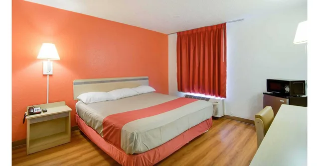 غرفة بسرير كينج للمدخنين، Motel6 Waukegan, IL 2/7