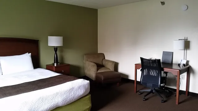جناح بسرير كينج بحوض جاكوزي، AmericInn by Wyndham Grand Rapids 1/2
