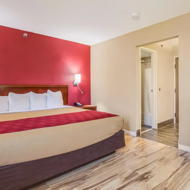جناح بسرير كينج بجاكوزي، Econo Lodge Shelbyville KY 1/7
