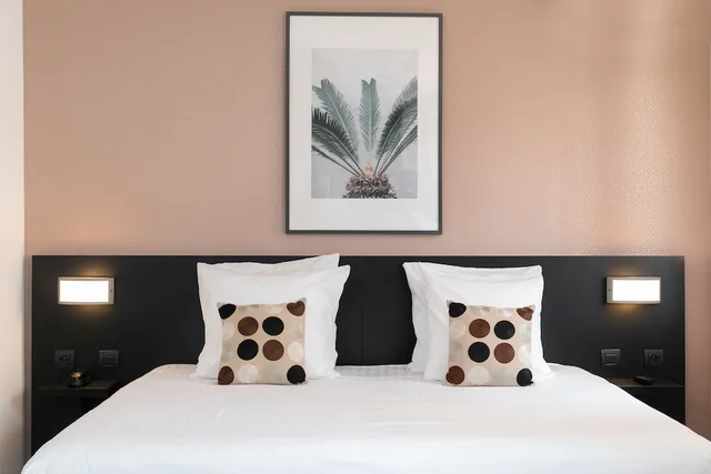 غرفة سوبيريور بسرير كينج وسرير فردي بشرفة، Best Western Hotel Mediterranee Menton 2/6