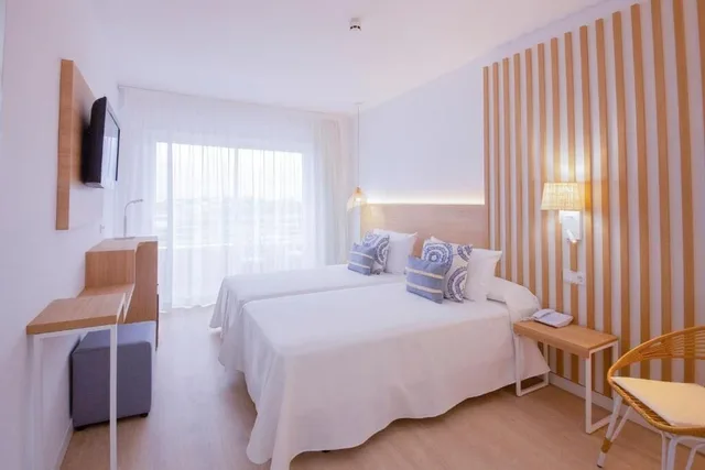 غرفة بسرير مزدوج بإطلالة على البحر، Hotel Cala Font 2/6
