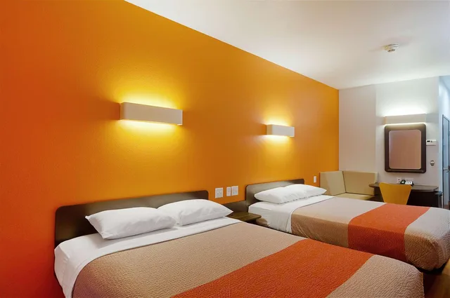 2 Queen Beds Non-Smoking, Shower، Motel6 Midland Tx 1/10