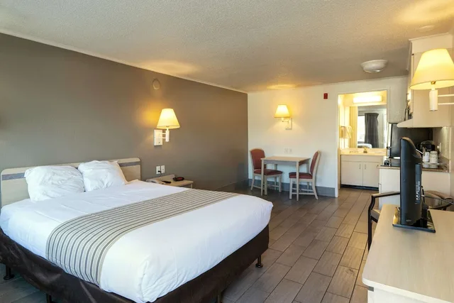 Upgrade, Efficiency, Queen Bed, Accessible، Suburban Studios Mentor - Cleveland Northeast 2/3