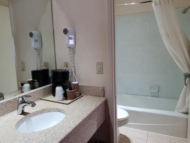 Basic, Single, Queen Bed, Downtown SLO Inn 9/10