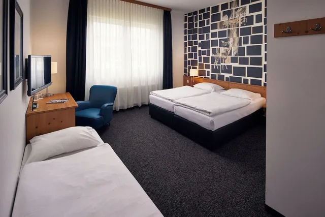 غرفة ثلاثية بسرير مزدوج وسرير فردي، Van Der Valk Hotel Hamburg-Wittenburg 1/4