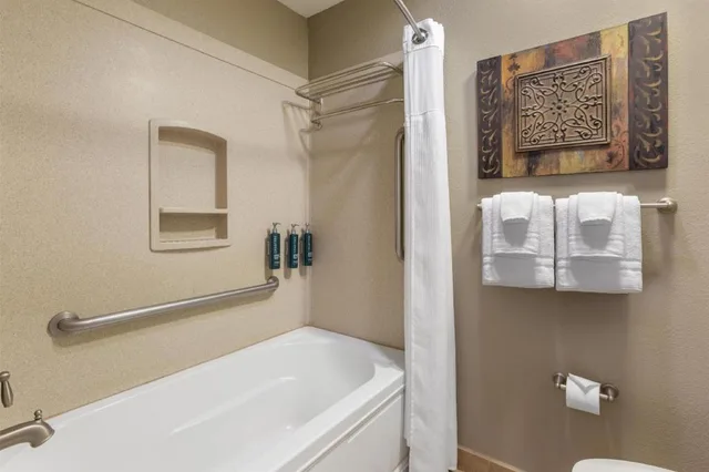 غرفة بسريرين مزدوجين وسرير كينج بغرفتي نوم مع أريكة لذوي الإعاقة، Hilton Vacation Club Villas de Santa Fe 4/4