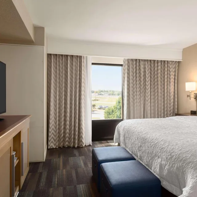 جناح بسرير كينج بغرفة نوم واحدة مع أريكة، Hampton Inn Fort Smith 2/5